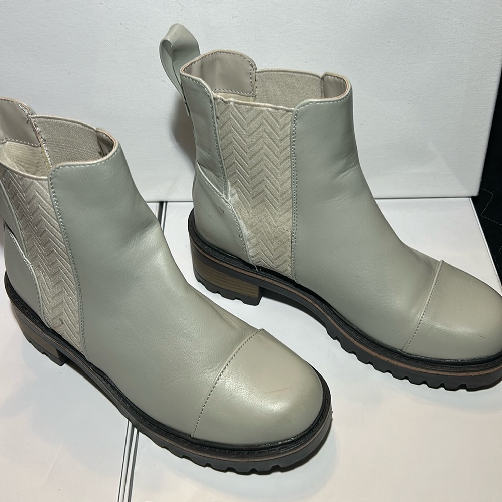 Journey collection (Mirette Lug sole) boots size 6